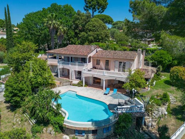 Villa avec piscine en bord de mer
