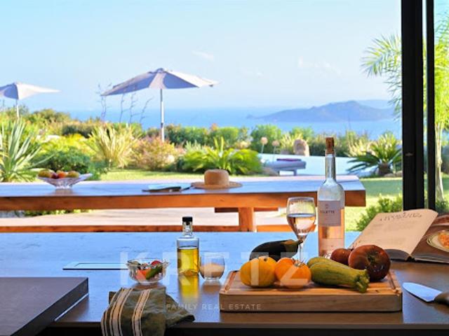 Villa avec piscine en bord de mer