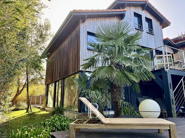 Villa avec piscine en bord de mer