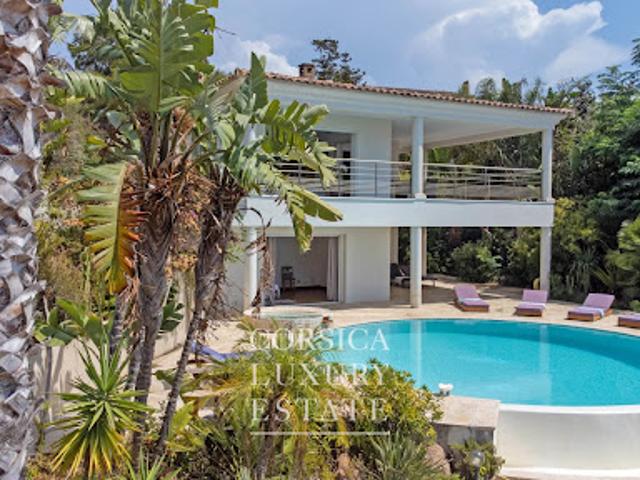 Villa avec piscine en bord de mer
