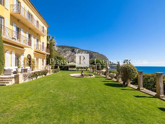 Villa avec piscine en bord de mer