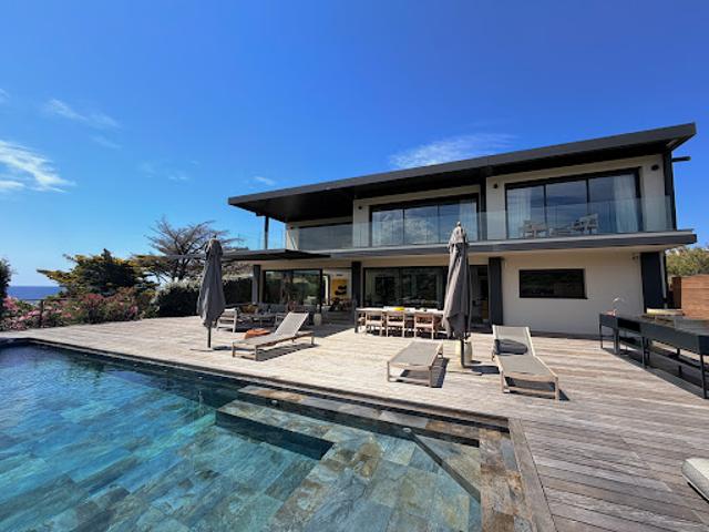 Villa avec piscine en bord de mer
