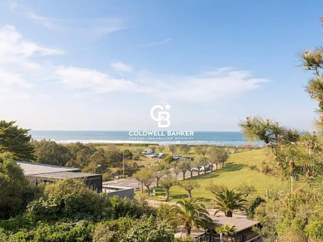 Villa avec piscine en bord de mer