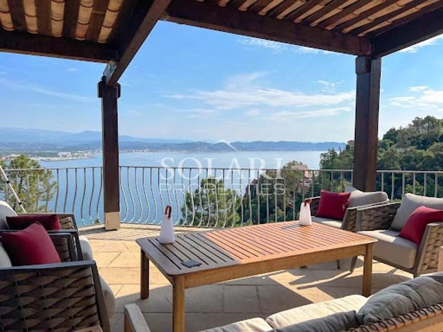 Villa avec piscine en bord de mer