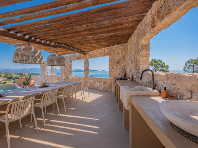 Villa avec piscine en bord de mer