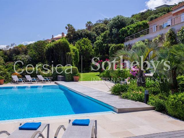 Villa avec piscine en bord de mer