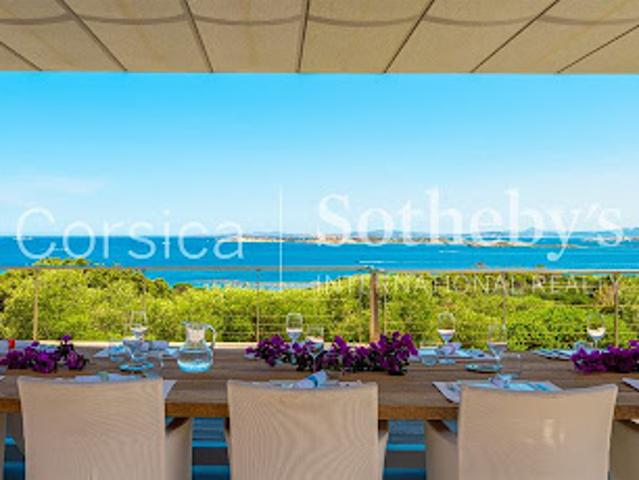 Villa avec piscine en bord de mer