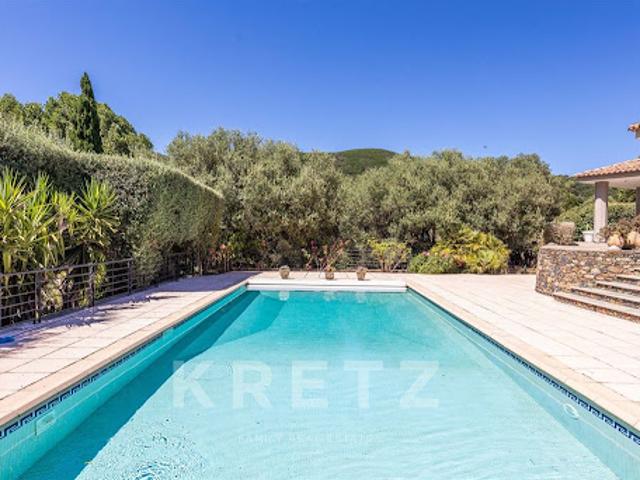 Villa avec piscine en bord de mer