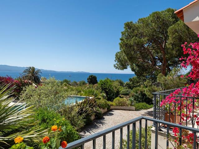 Villa avec piscine en bord de mer