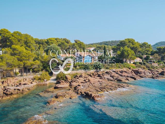 Villa avec piscine en bord de mer