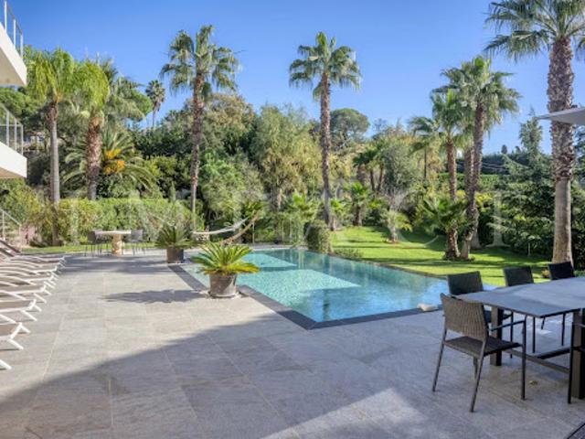 Villa avec piscine en bord de mer