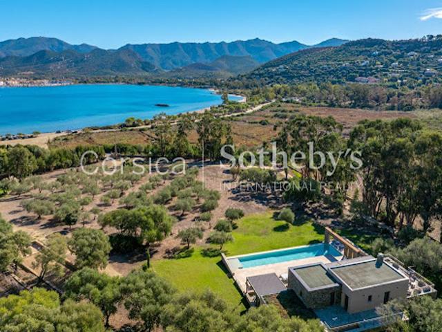 Villa avec piscine en bord de mer