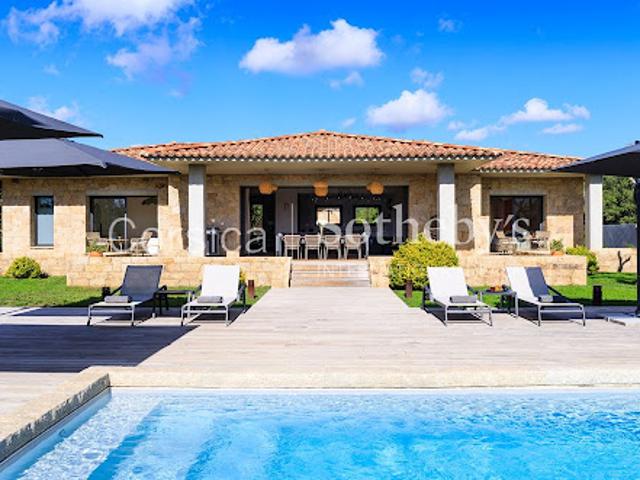 Villa avec piscine en bord de mer