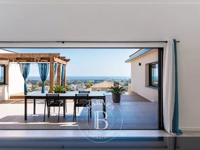 Villa avec piscine en bord de mer
