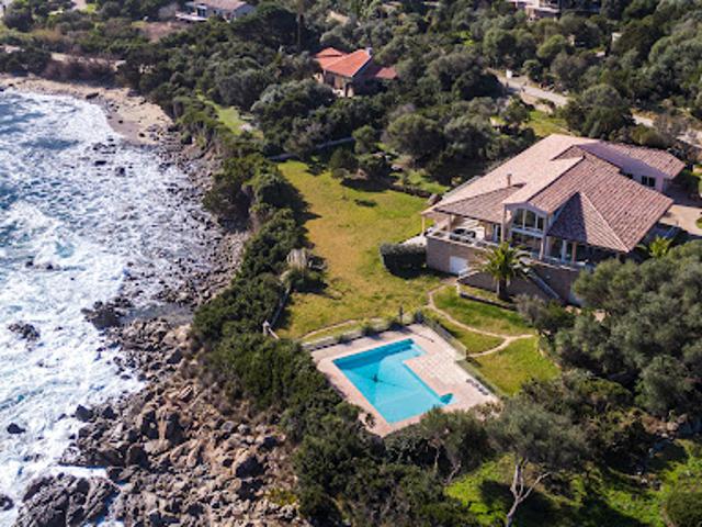Villa avec piscine en bord de mer