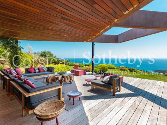 Villa avec piscine en bord de mer