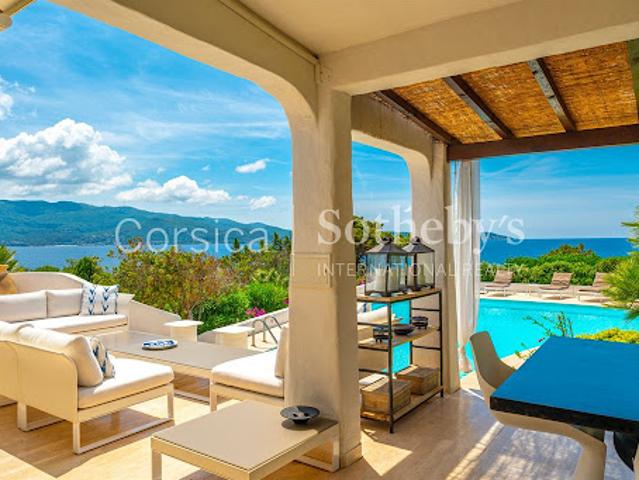 Villa avec piscine en bord de mer