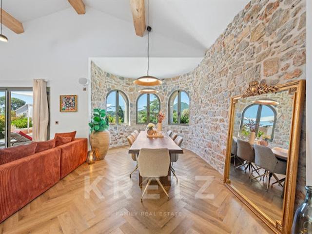 Villa avec piscine en bord de mer