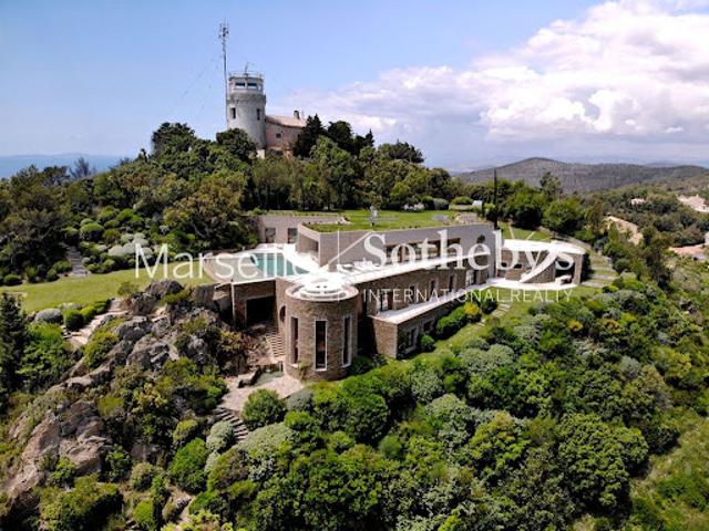 Villa avec piscine en bord de mer