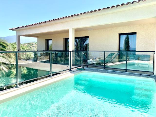 Villa avec piscine en bord de mer