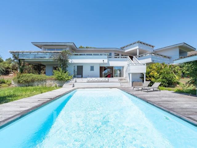 Villa avec piscine en bord de mer