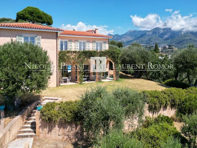 Villa avec piscine en bord de mer
