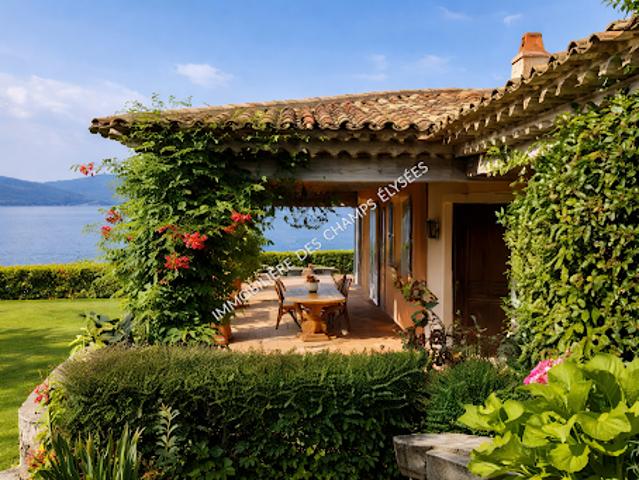 Villa avec piscine en bord de mer