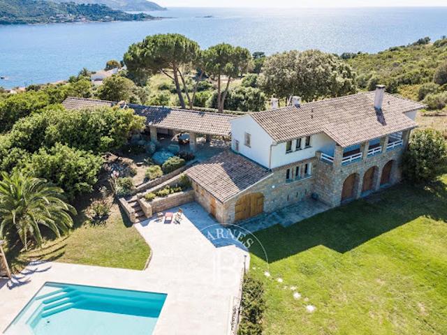 Villa avec piscine en bord de mer