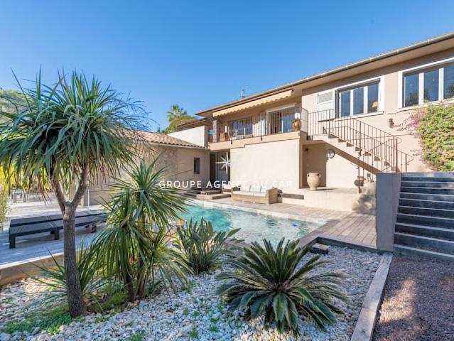 Villa avec piscine et jardin