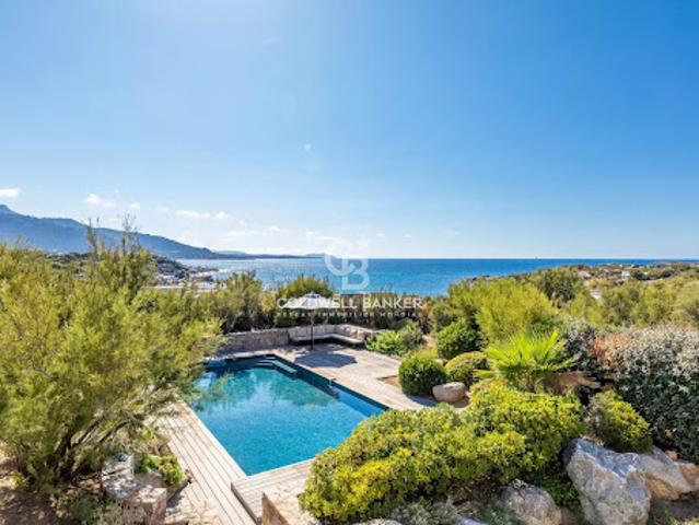 Villa avec piscine en bord de mer