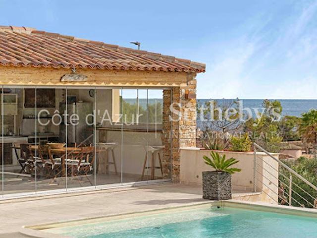 Villa avec piscine en bord de mer