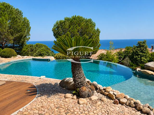 Villa avec piscine en bord de mer