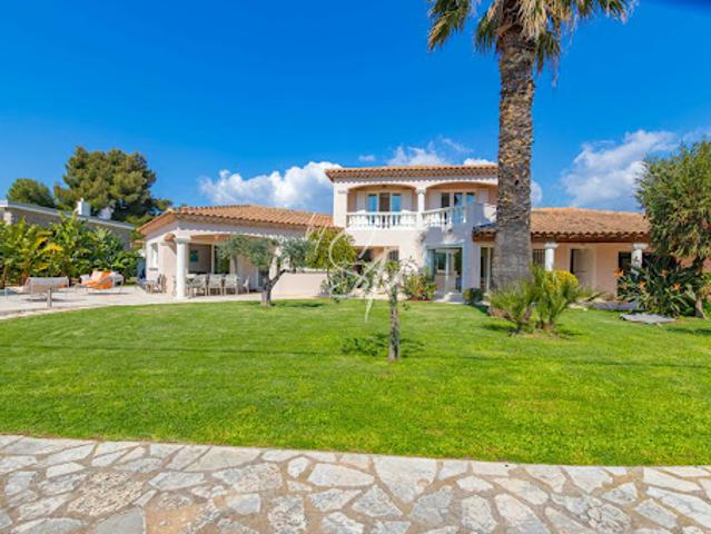 Villa avec piscine en bord de mer