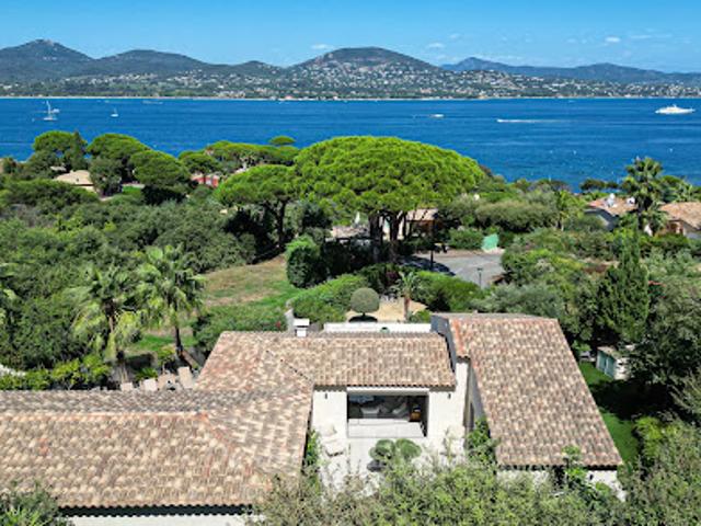 Villa avec piscine en bord de mer