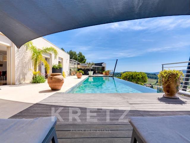 Villa avec piscine en bord de mer
