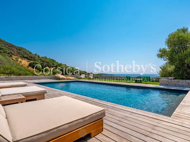 Villa avec piscine en bord de mer