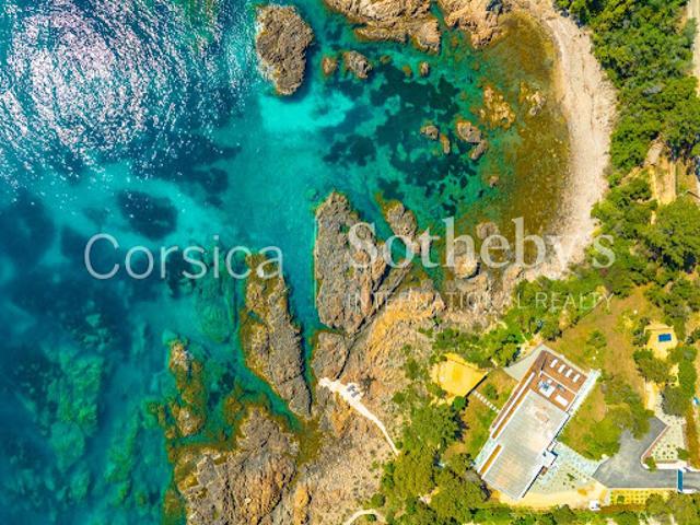 Villa avec piscine en bord de mer