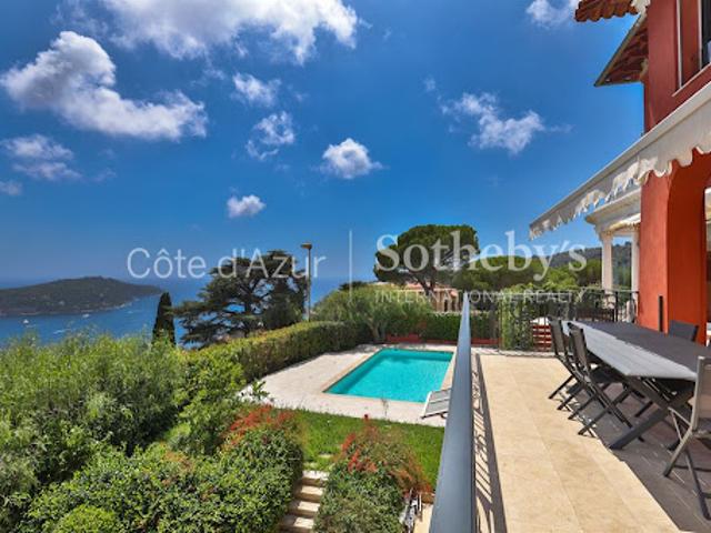 Villa avec piscine en bord de mer
