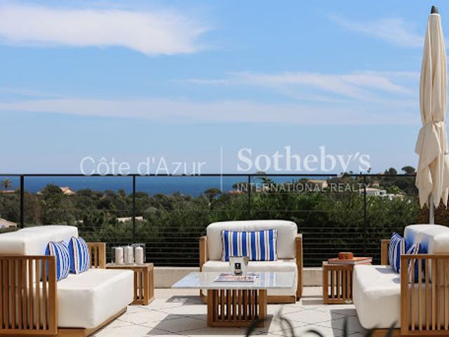 Villa avec piscine en bord de mer