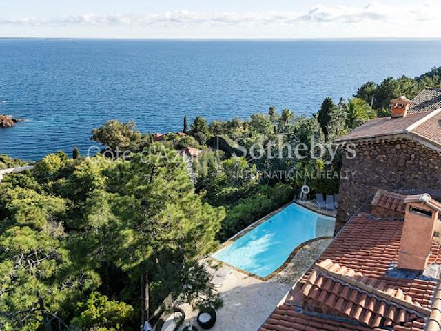 Villa avec piscine en bord de mer
