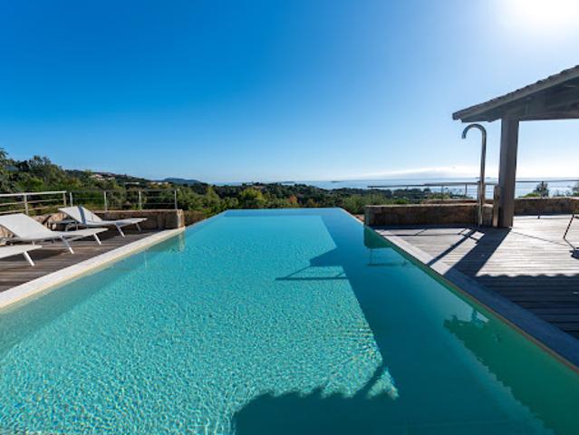Villa avec piscine en bord de mer