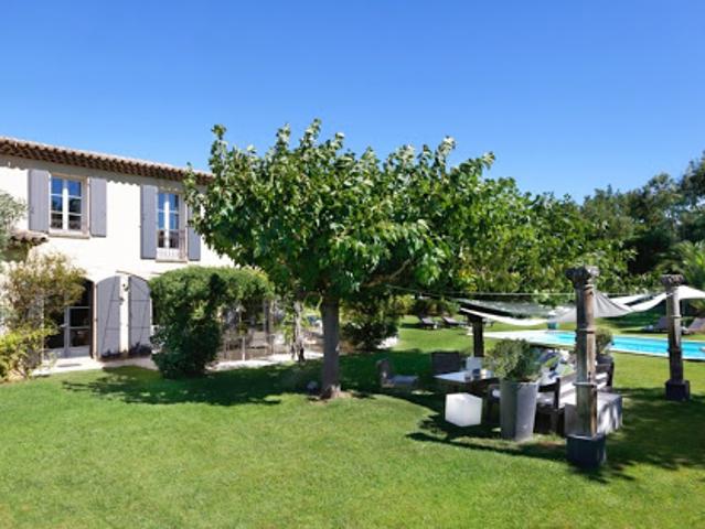 Villa avec piscine en bord de mer