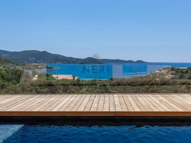 Villa avec piscine en bord de mer