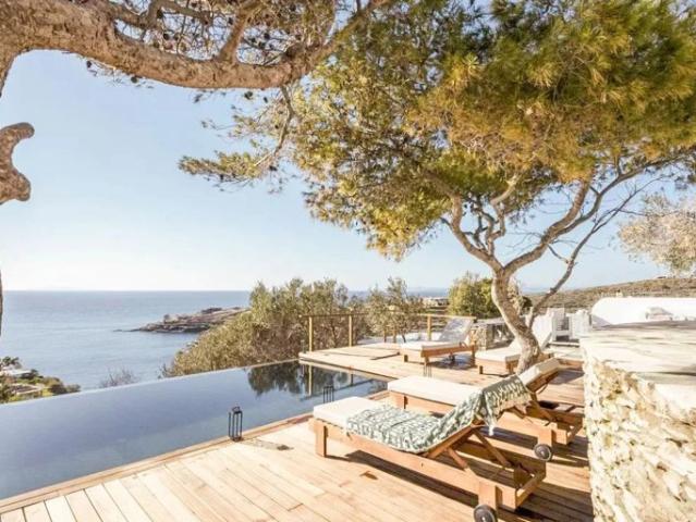 Villa avec piscine en bord de mer située à Kea