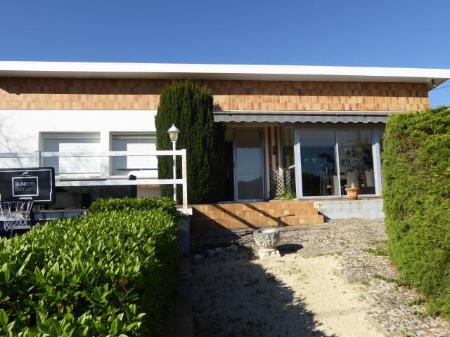 Villa avec piscine et agréable vue