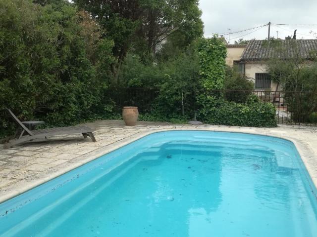 Villa avec piscine et ateliers