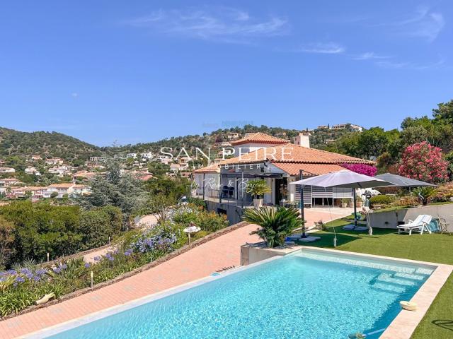 Villa avec piscine et belle vue dégagée sur mer 185m² Les Issambres