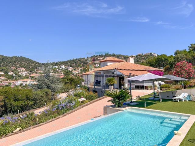 Villa avec piscine et belle vue dégagée sur mer et collines