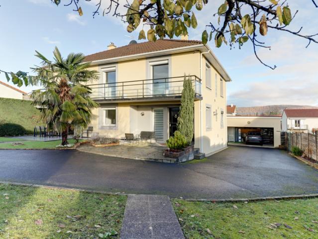 Villa avec piscine et grand terrain