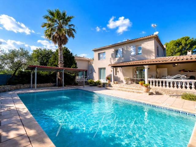 Villa avec piscine et dépendance sur terrain paysager